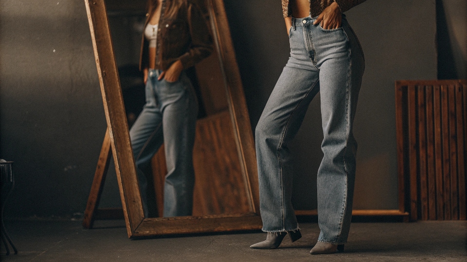 A vintage magazine advertisement from the late 1990s featuring a model in classic Earl Jeans.