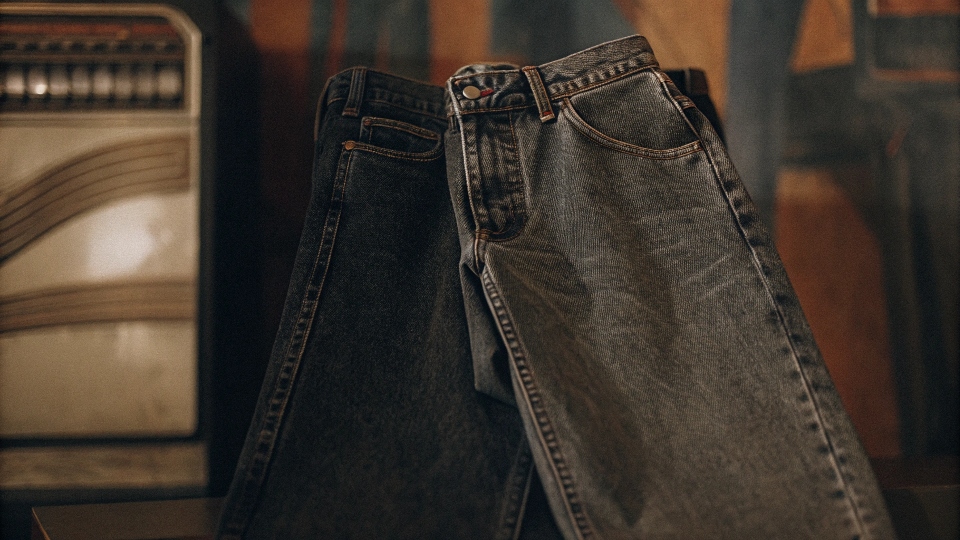 A vintage-style advertisement or price tag for Guess jeans from the 1990s.