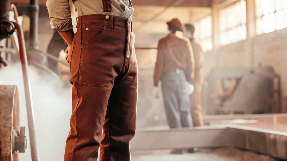 A classic black and white photo of a 1950s worker wearing functional, straight-leg 501 jeans.