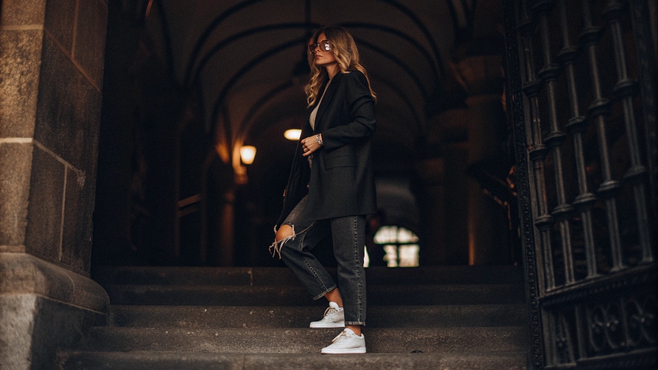 A stylish outfit layout using ripped jeans, oversized blazer, and chunky sneakers.