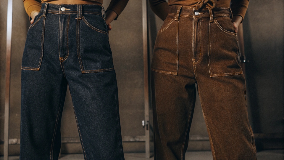 A pair of loose-fitting jeans on the left and the same pair fitting snugly and perfectly on the right.