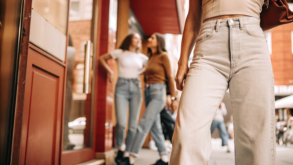 A street style photo showing a person wearing trendy barrel leg or balloon jeans