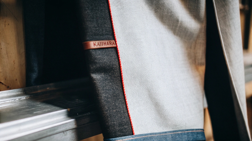 A close-up shot of the [Kaihara](https://www.reddit.com/r/rawdenim/comments/5sj9vt/hypebeast_find_out_what_makes_kaihara_denim_so/)[^4] denim fabric texture and the iconic red selvedge ID on Uniqlo jeans