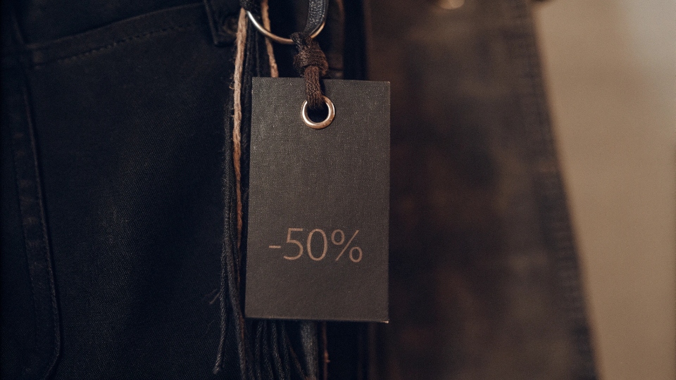 A price tag showing a bulk discount, illustrating the concept of wholesale pricing