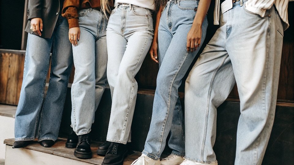 Popular Gen Z Jean Styles A group of young people showcasing a variety of loose-fitting denim styles