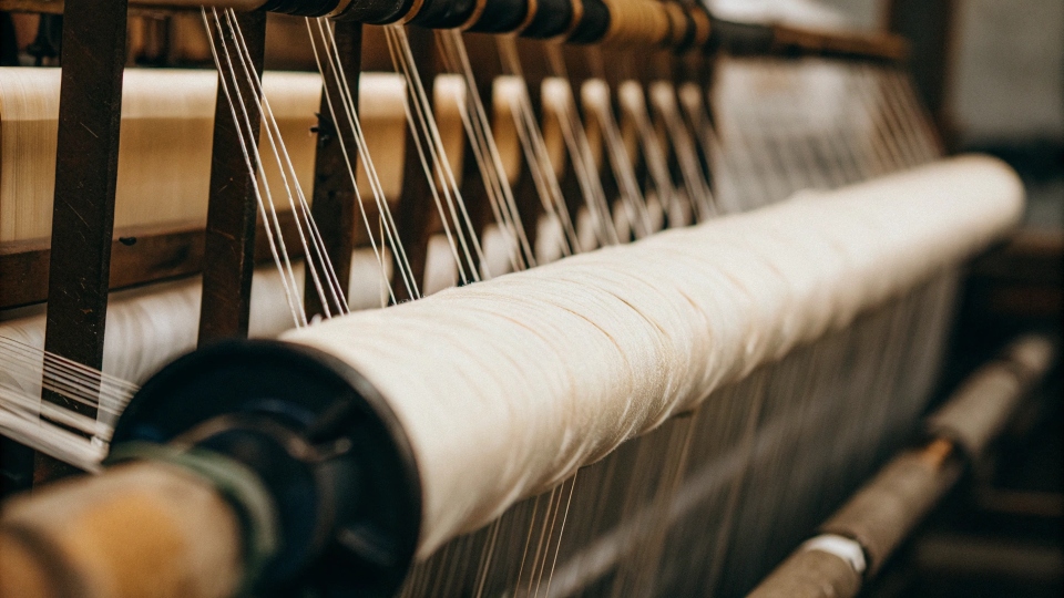 A microscopic view showing blue indigo-dyed cotton yarns woven with a white core-spun spandex yarn