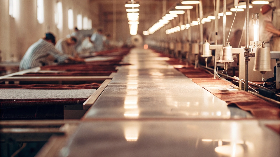 Fast Reorder Lead Time for Custom Jeans in China A fast-moving production line in a denim factory, showing jeans being sewn efficiently