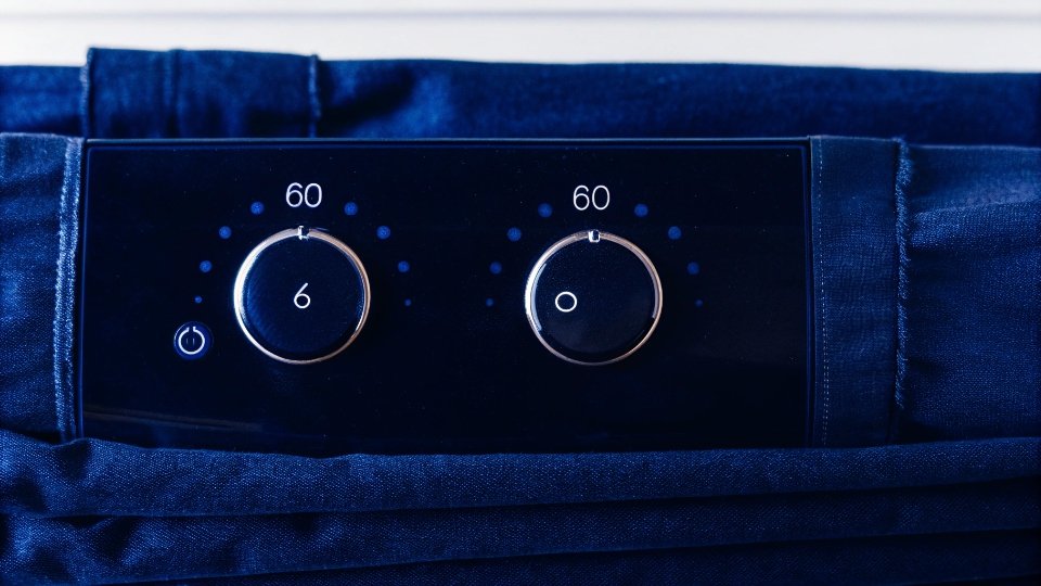 60 Degree Wash Setting for Shrinking Jeans A washing machine's temperature dial, with the indicator pointing clearly to 60 degrees Celsius.