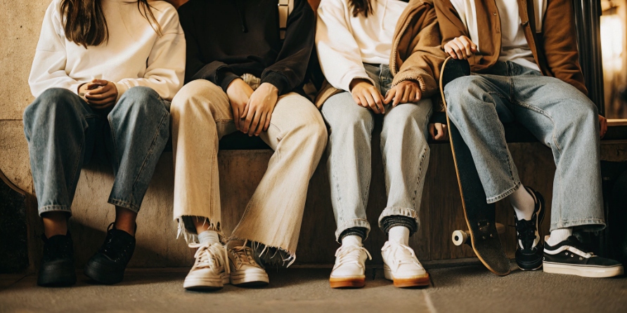 Gen Z fashion and baggy jeans A group of young Gen Z friends wearing different styles of baggy jeans.