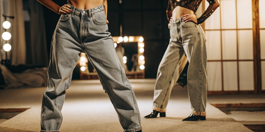 Low-rise jeans trend for 2026 A fashion runway image showcasing a model in modern low-rise baggy jeans.
