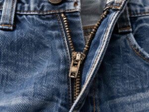Zipper Auto-Lock Mechanism